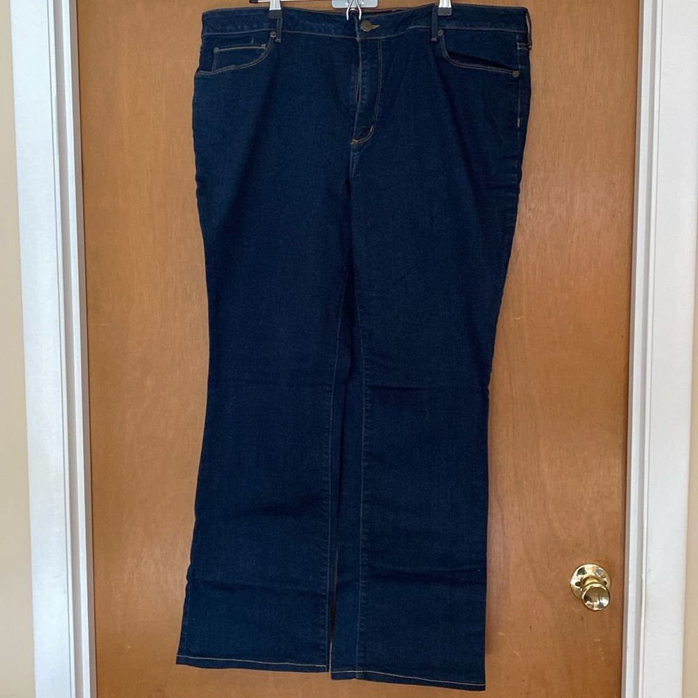 NWOT Eddie Bauer jeans slightly curvy boot cut. Inseam 30.5 inches size 20T